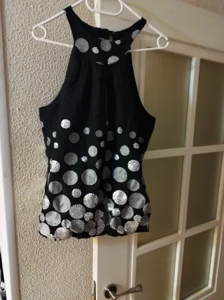 Top negro con círculos plateados