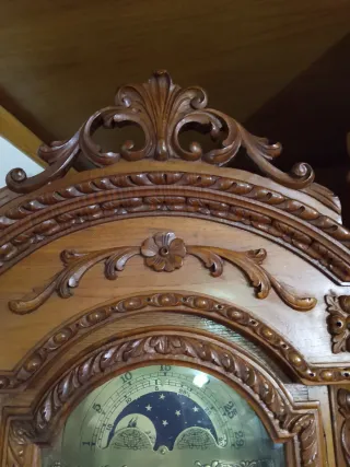 Reloj de pie antiguo de madera