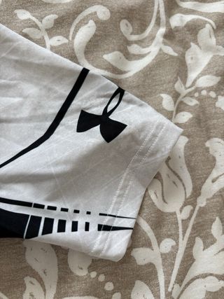 Camiseta compresiva gris y blanca