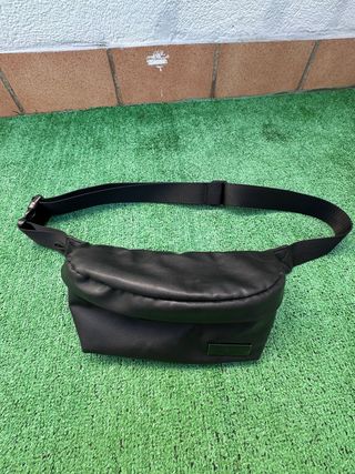 Riñonera negra de piel sintética