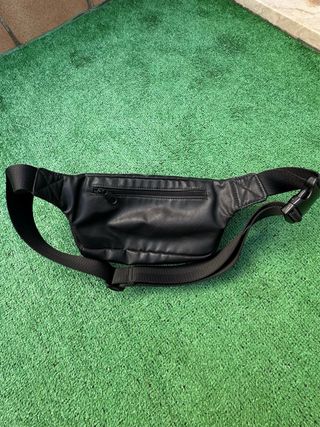 Riñonera negra de piel sintética