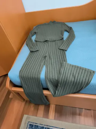 Conjunto de punto verde en canale de chica