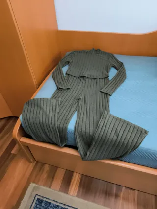 Conjunto de punto verde en canale de chica