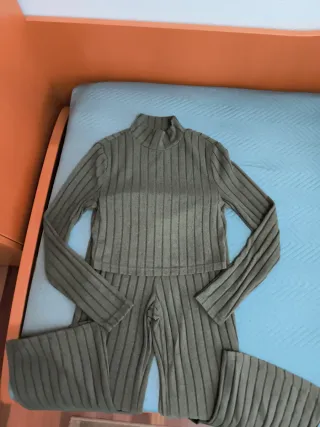 Conjunto de punto verde en canale de chica