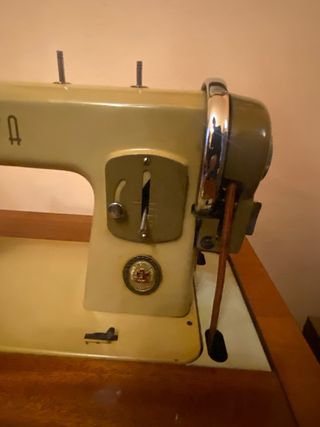 Máquina de coser Alfa antigua