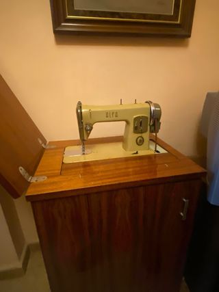 Máquina de coser Alfa antigua