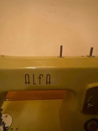 Máquina de coser Alfa antigua
