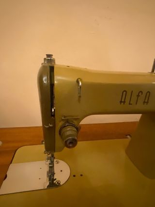 Máquina de coser Alfa antigua