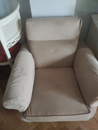 Sillón tela beige con patas