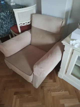 Sillón tela beige con patas