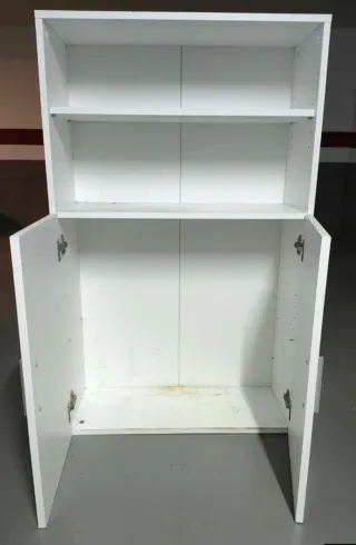 Mueble blanco con puertas y estantes