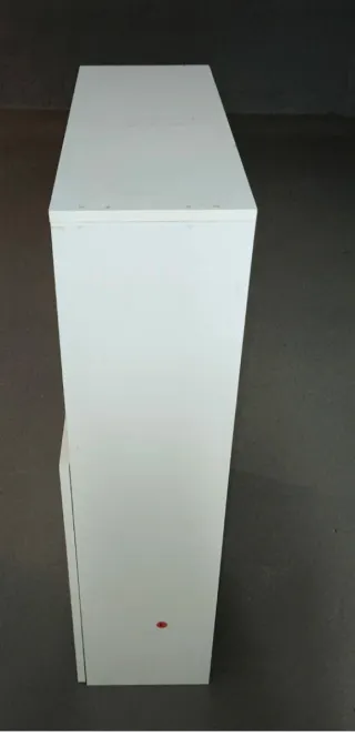 Mueble blanco con puertas y estantes