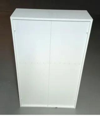 Mueble blanco con puertas y estantes