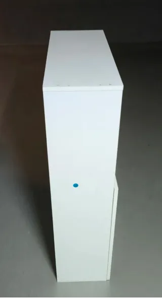 Mueble blanco con puertas y estantes