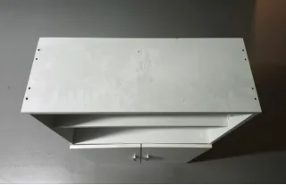 Mueble blanco con puertas y estantes