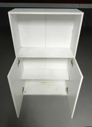 Mueble blanco con puertas y estantes