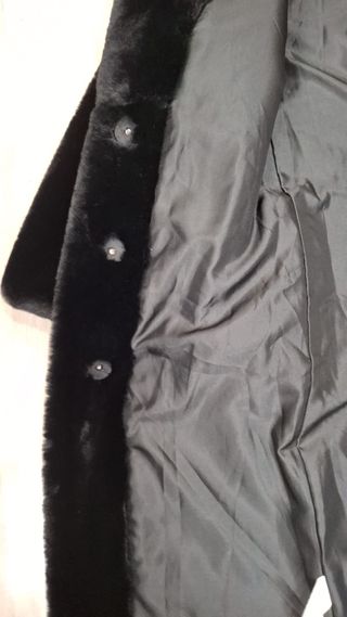 Elegante abrigo pelo sintético negro