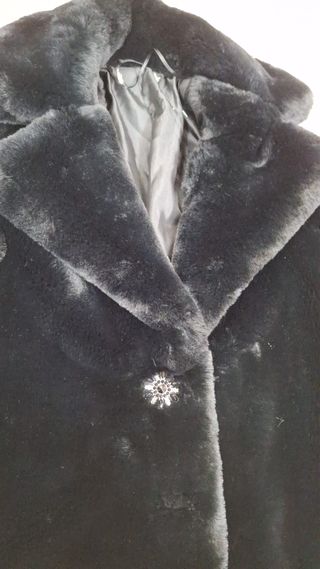 Elegante abrigo pelo sintético negro