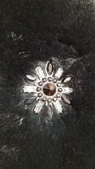 Elegante abrigo pelo sintético negro