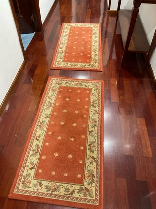 Alfombras naranjas y beige