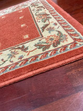 Alfombras naranjas y beige