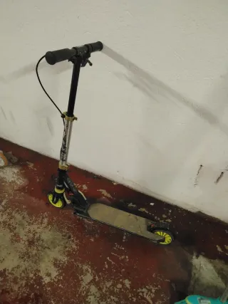 Patinete infantil negro y amarillo