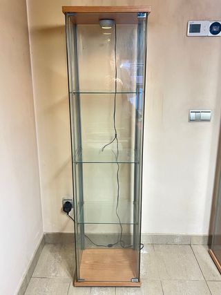 𝐕𝐢𝐭𝐫𝐢𝐧𝐚 𝐞𝐱𝐩𝐨𝐬𝐢𝐭 𝐝𝐞 𝐜𝐫𝐢𝐬𝐭𝐚𝐥 𝐜𝐨𝐧 𝐥𝐮𝐳, 𝐛𝐚𝐬𝐞 𝐝𝐞 𝐦𝐚𝐝𝐞𝐫𝐚