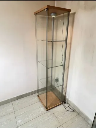 𝐕𝐢𝐭𝐫𝐢𝐧𝐚 𝐞𝐱𝐩𝐨𝐬𝐢𝐭 𝐝𝐞 𝐜𝐫𝐢𝐬𝐭𝐚𝐥 𝐜𝐨𝐧 𝐥𝐮𝐳, 𝐛𝐚𝐬𝐞 𝐝𝐞 𝐦𝐚𝐝𝐞𝐫𝐚