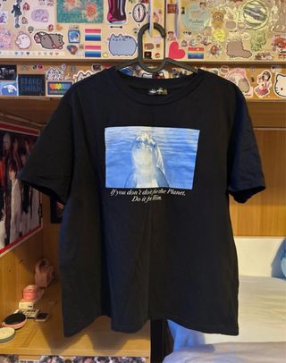 t-shirt ecologista con delfino