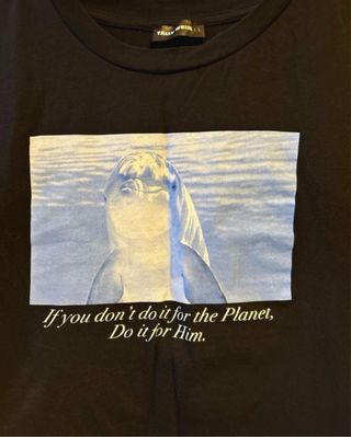 t-shirt ecologista con delfino