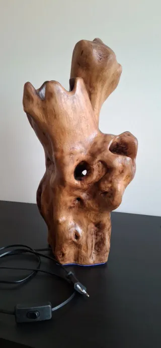 Lámpara artesanal de madera