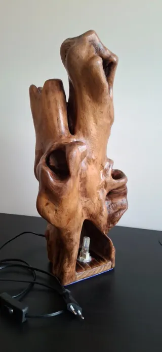 Lámpara artesanal de madera