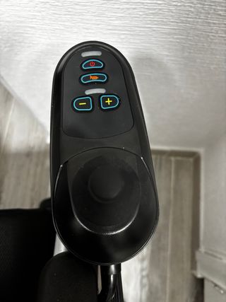 Silla de ruedas eléctrica negra