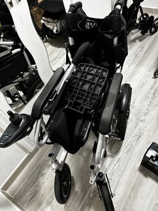 Silla de ruedas eléctrica negra