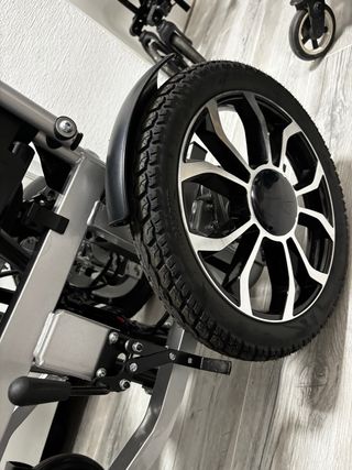 Silla de ruedas eléctrica negra