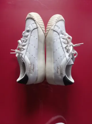 Zapatillas Adidas Clásicas Blancas de piel.