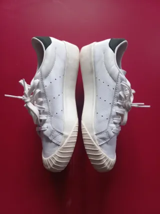 Zapatillas Adidas Clásicas Blancas de piel.