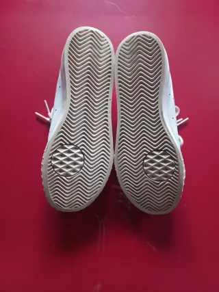 Zapatillas Adidas Clásicas Blancas de piel.