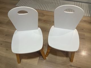 Mesa y sillas infantiles de madera