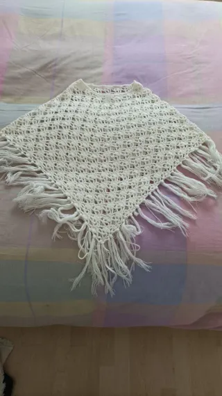 Poncho tejido a mano talla única.