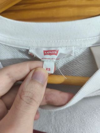Sudadera Levis Color Blanco y Rojo Talla XS.