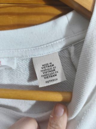 Sudadera Levis Color Blanco y Rojo Talla XS.