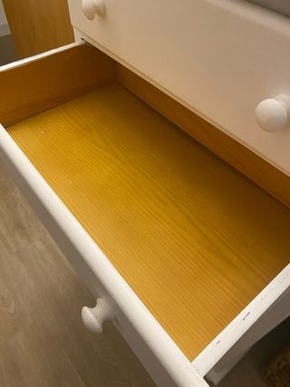 Cómoda de madera pintada en blanco