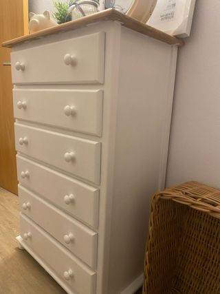 Cómoda de madera pintada en blanco