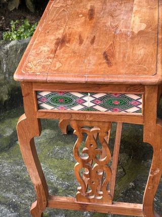 Tavolino intarsiato con ceramica