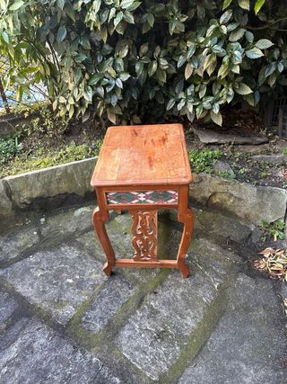 Tavolino intarsiato con ceramica