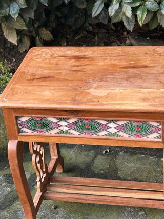 Tavolino intarsiato con ceramica