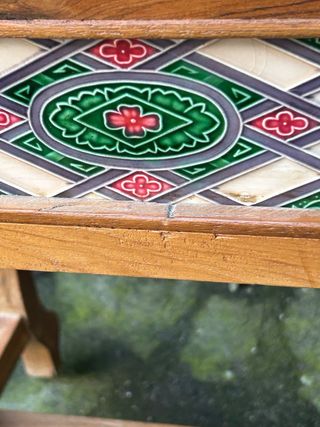 Tavolino intarsiato con ceramica