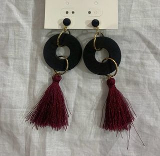 Orecchini neri con nappine rosse