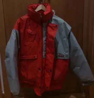 Plumas hombre gris y rojo